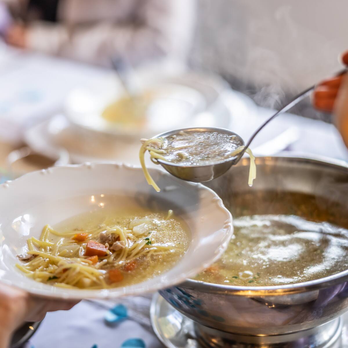 El caldo rico en colágeno y omega-3 que ayuda a reducir el riesgo de Alzheimer y proteger el corazón