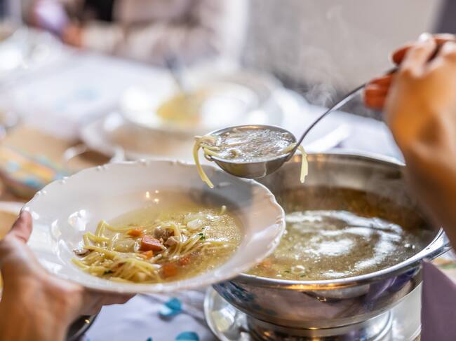 El caldo rico en colágeno y omega-3 que ayuda a reducir el riesgo de Alzheimer y proteger el corazón