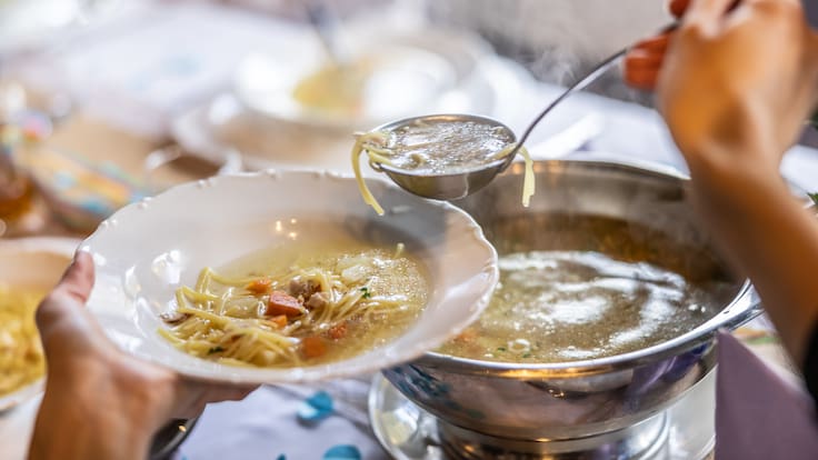 El caldo rico en colágeno y omega-3 que ayuda a reducir el riesgo de Alzheimer y proteger el corazón