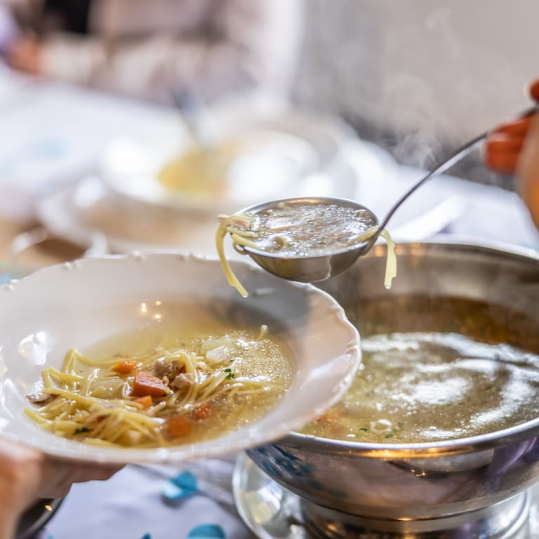 El caldo rico en colágeno y omega-3 que ayuda a reducir el riesgo de Alzheimer y proteger el corazón