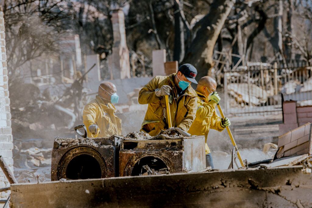 Bomberos trabajan en la zona de Eaton tras la destrucción que dejan los incendios que rodean a la ciudad de Los Angeles en California de Estados Unidos