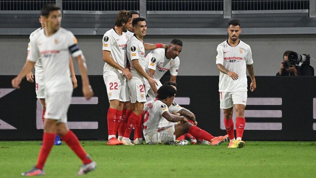 Sevilla's players celebrate scoring the opening goal with his teammates during the UEFA Europa League quarter-final football match Wolverhampton Wanderers v Sevilla at the MSV Arena on August 11, 2020 in Duisburg, western Germany. (Photo by Ina Fassbender / POOL / AFP) (Photo by INA FASSBENDER/POOL/AFP via Getty Images)
