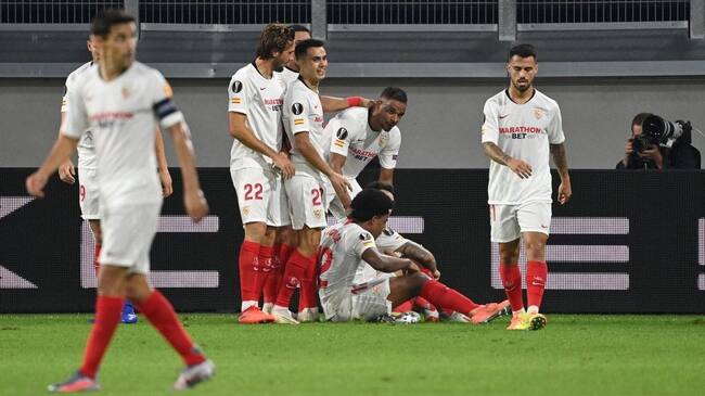 Sevilla's players celebrate scoring the opening goal with his teammates during the UEFA Europa League quarter-final football match Wolverhampton Wanderers v Sevilla at the MSV Arena on August 11, 2020 in Duisburg, western Germany. (Photo by Ina Fassbender / POOL / AFP) (Photo by INA FASSBENDER/POOL/AFP via Getty Images)