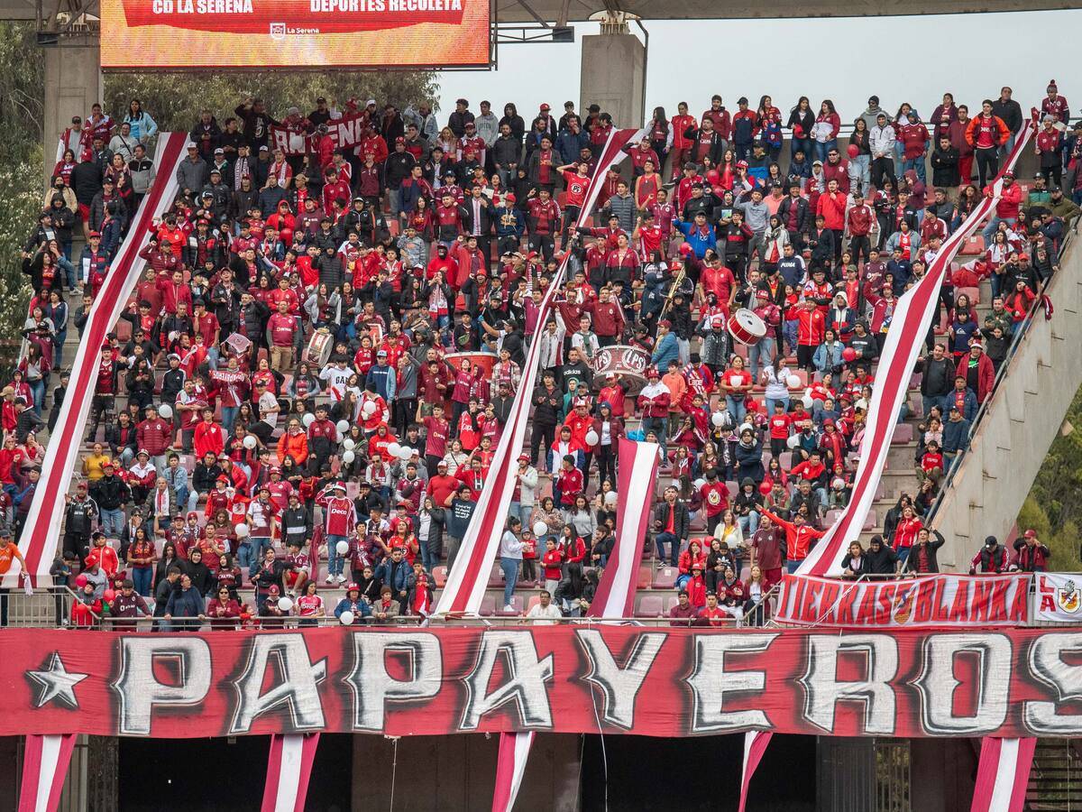 “Una vergüenza”: Hinchas de La Serena denuncian a guardias por quitar cuellos de polar en ingreso al estadio La Portada