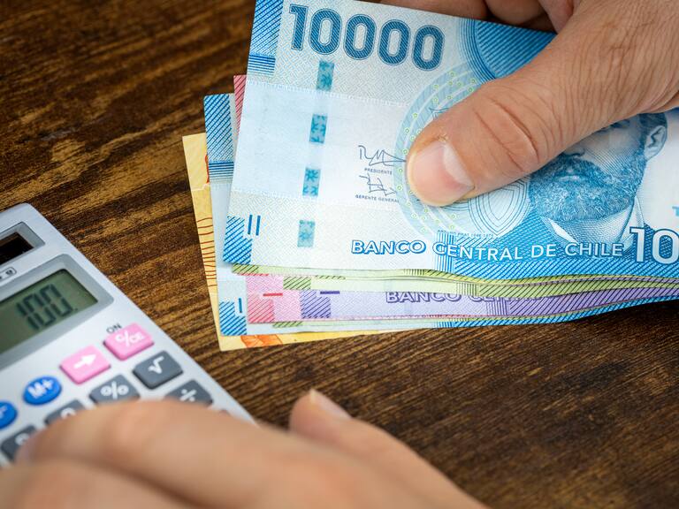 Si eres chilena, estás trabajando y ganas hasta este monto, podrías recibir un bono de 646 mil pesos