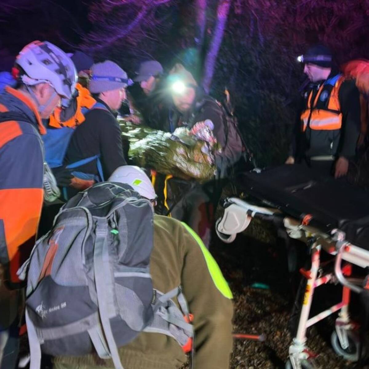 Rescatan a senderista lesionado tras caída en cerro Las Bravas gracias a operativo nocturno y registro previo de excursión