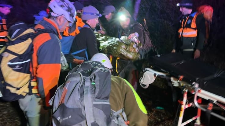 Rescatan a senderista lesionado tras caída en cerro Las Bravas gracias a operativo nocturno y registro previo de excursión