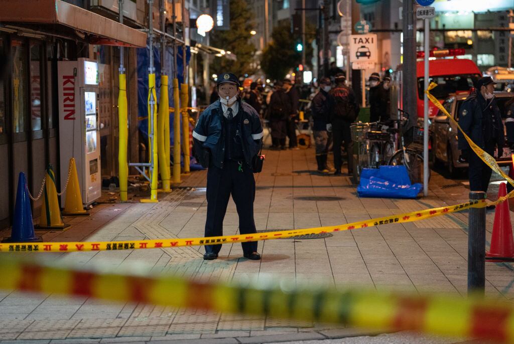 Policías custodian la zona de labores de emergencia tras el incendio en Osaka