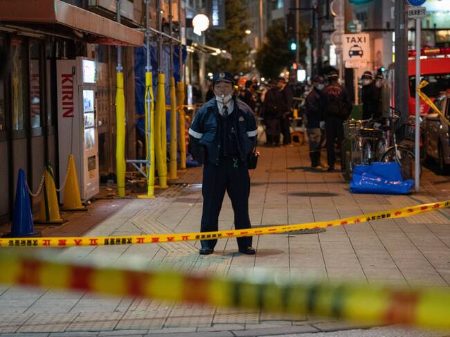 Policías custodian la zona de labores de emergencia tras el incendio en Osaka
