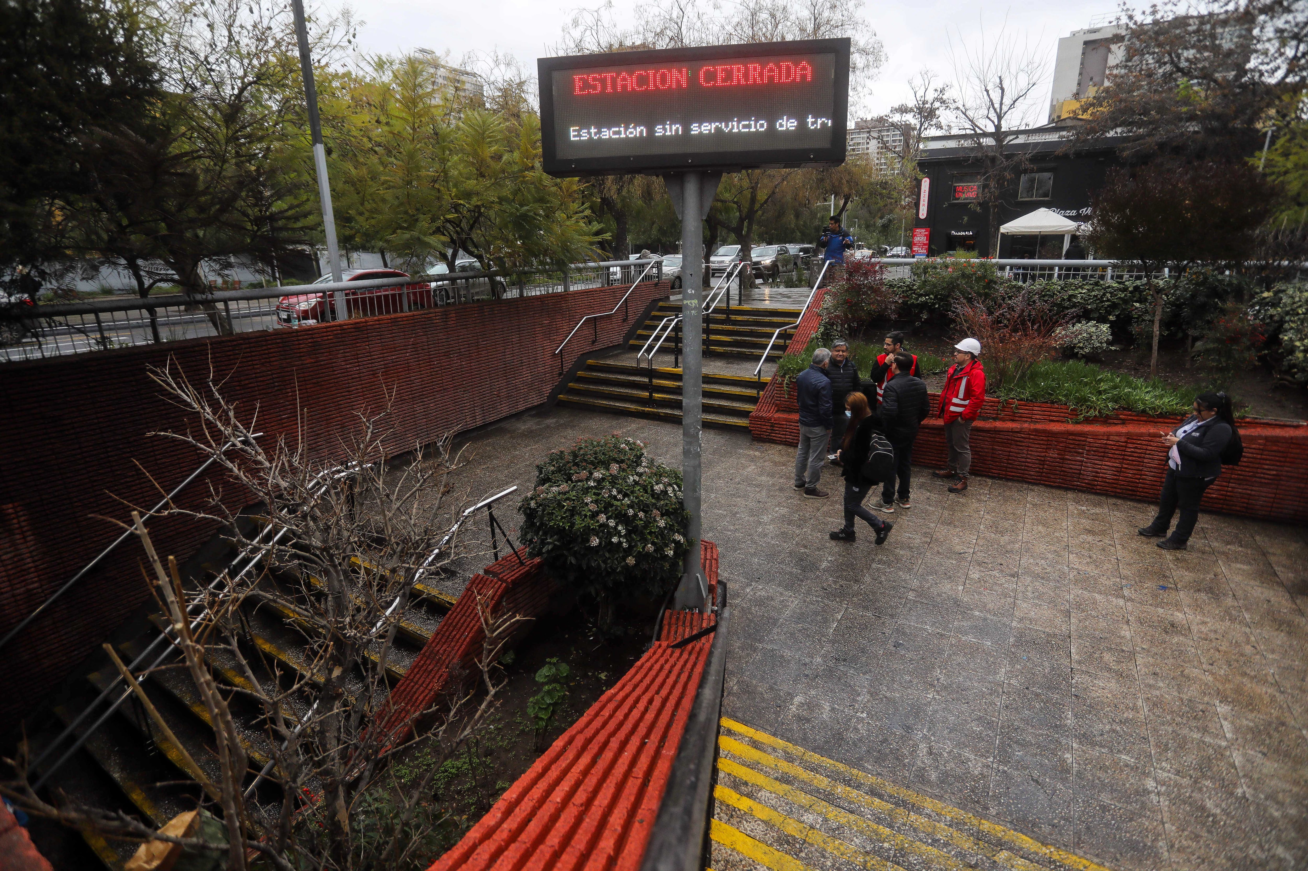 Estación Santa Isabel Cerrada tras el incendio que afecto a un carro del Metro
