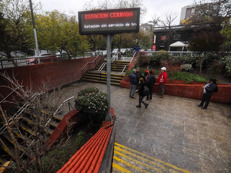 Estación Santa Isabel Cerrada tras el incendio que afecto a un carro del Metro