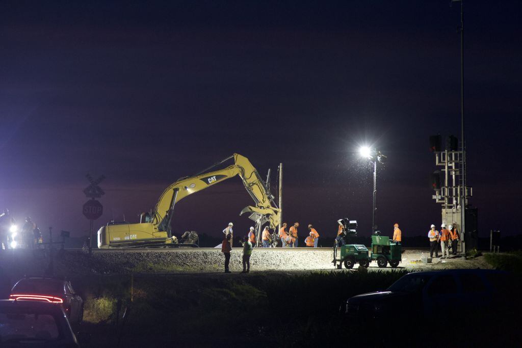 Equipos trabajan en el rescate del tren descarrilado en Misuri