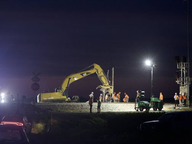Equipos trabajan en el rescate del tren descarrilado en Misuri