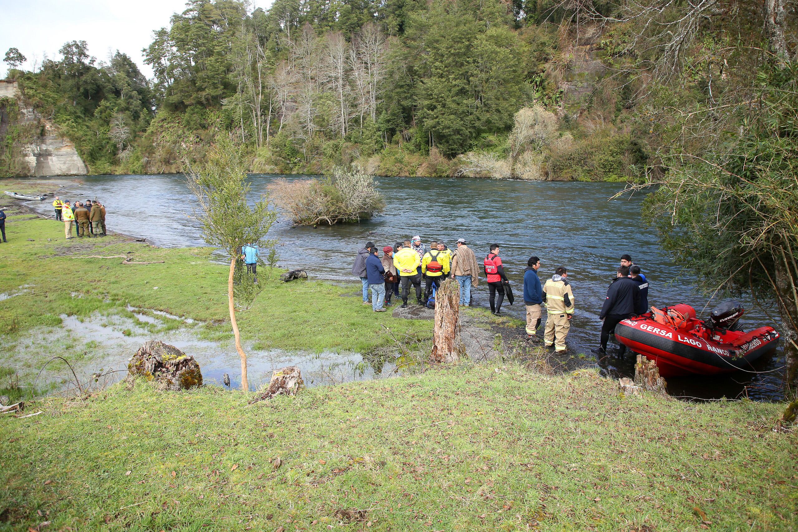 20 DE AGOSTO DEL 2025 / RIO BUENO
Una menor de edad y su padre fueron arrastrados por la corriente del río Pilmaiquén tras participar en una ceremonia de sanación encabezada por la machi Millaray Huichalaf en la ribera del afluente. El cuerpo de la niña fue localizado por drones de la Policía de Investigaciones (PDI) en el sector Lumaco Bajo, Carimallín, en la comuna de Río Bueno, Región de Los Ríos. La investigación está a cargo de la Fiscalía en conjunto con la Brigada de Homicidios de la PDI, mientras la familia debe confirmar oficialmente la identidad y continúa la búsqueda del adulto desaparecido.
FOTO: RODRIGO SOTO SALAZAR / AGENCIAUNO