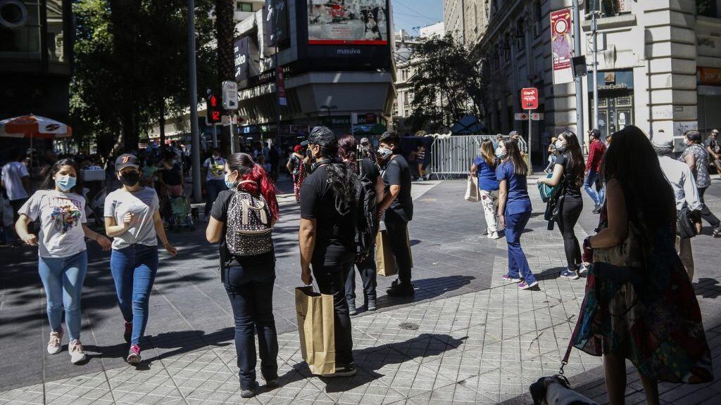 31 de diciembre del 2020/SANTIAGOUna gran cantidad de personas circulan por el paseo Ahumada, en la comuna de Santiago, a horas de que se termine el año.
FOTO: SEBASTIAN BELTRAN GAETE/AGENCIAUNO