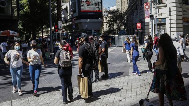 31 de diciembre del 2020/SANTIAGOUna gran cantidad de personas circulan por el paseo Ahumada, en la comuna de Santiago, a horas de que se termine el año.
FOTO: SEBASTIAN BELTRAN GAETE/AGENCIAUNO