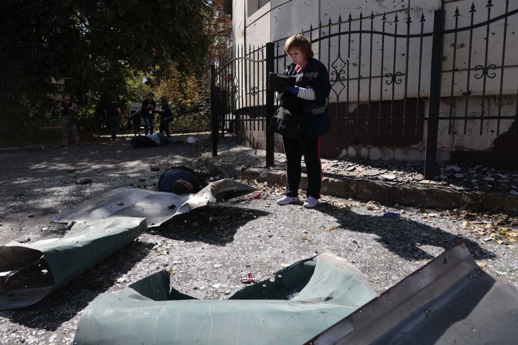 Imagen sensible: perito forense indaga un cuerpo en el centro de Donetsk