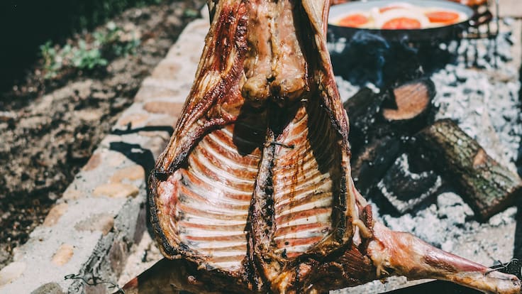 Taste Atlas se rinde ante la Patagonia: El cordero al palo chileno entra al top mundial de los mejores platos