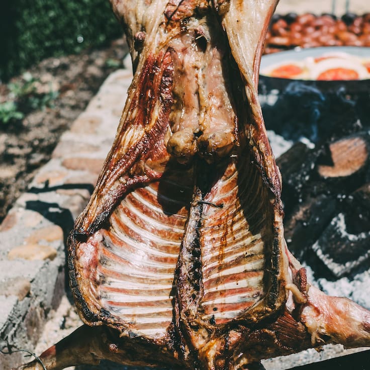 Taste Atlas se rinde ante la Patagonia: El cordero al palo chileno entra al top mundial de los mejores platos
