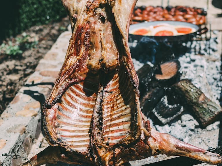 Taste Atlas se rinde ante la Patagonia: El cordero al palo chileno entra al top mundial de los mejores platos
