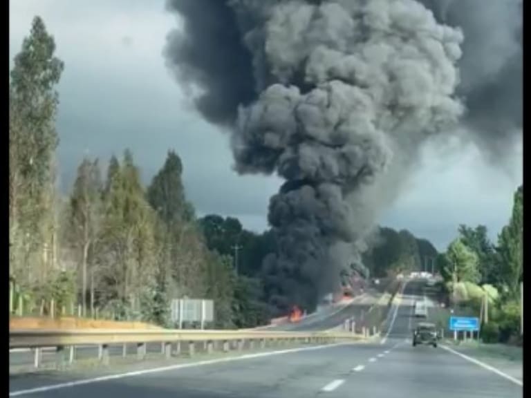 Camión que transportaba combustible se incendió en la Ruta 5 Sur, en la región de La Araucanía