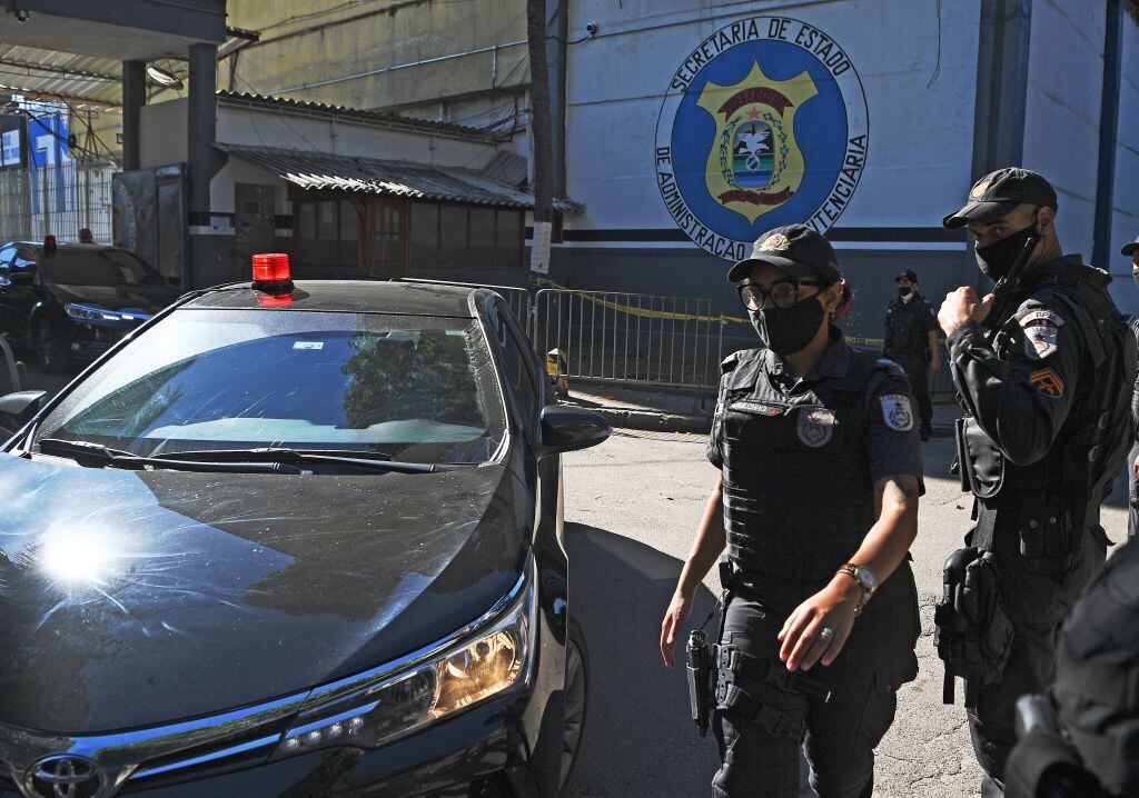 Policías se desplazan con un detenido en Brasil