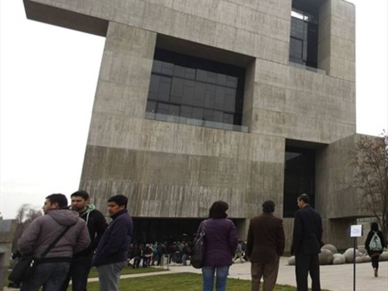 Aviso de bomba en Campus San Joaquín de la Universidad Católica obligó a evacuar a estudiantes