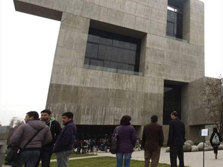 Aviso de bomba en Campus San Joaquín de la Universidad Católica obligó a evacuar a estudiantes