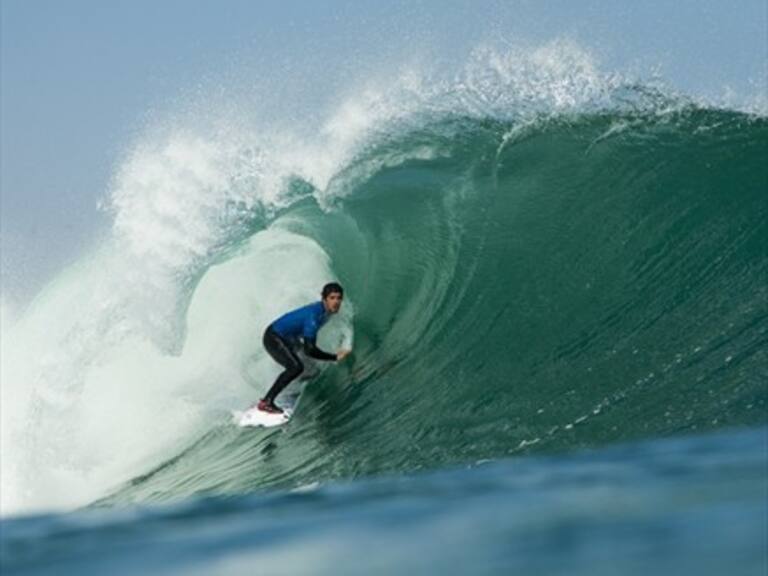El chileno Manuel Selman llama la atención en campeonato de surf en «El gringo»