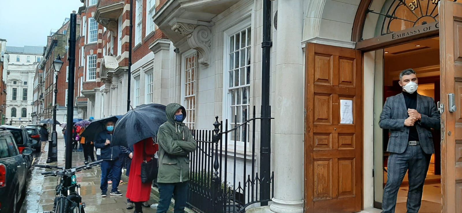 Chilenos hacen fila bajo la lluvia en Londres, Reino Unido
