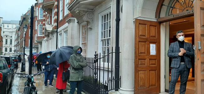 Chilenos hacen fila bajo la lluvia en Londres, Reino Unido