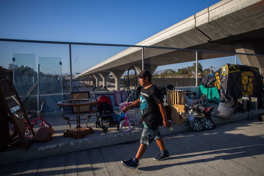 Un joven desempleado vive en las calles de Los Angeles