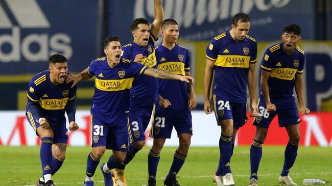 BUENOS AIRES, ARGENTINA - MAY 16: Marcos Rojo, Cristian Pavón, Emmanuel Más, Jorman Campuzano, Carlos Izquierdoz and Cristian Medina of Boca Juniors celebrate after winning by penalty shoot out a quarter final match of Copa De La Liga Profesinal 2021 beteween Boca Juniors and River Plate at Estadio Alberto J. Armando on May 16, 2021 in Buenos Aires, Argentina. (Photo by Daniel Jayo - Pool/Getty Images)