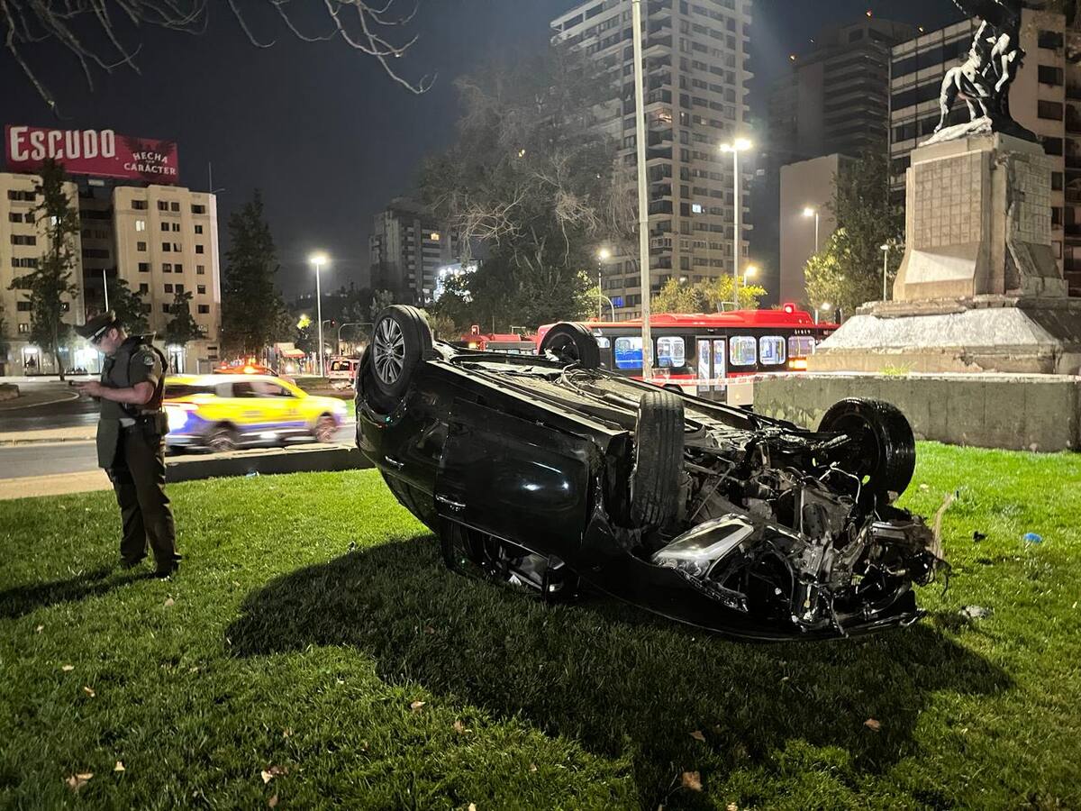 Vehículo choca monumento y queda volcado en plena Plaza Italia: ocupantes sufrieron lesiones de diversa consideración