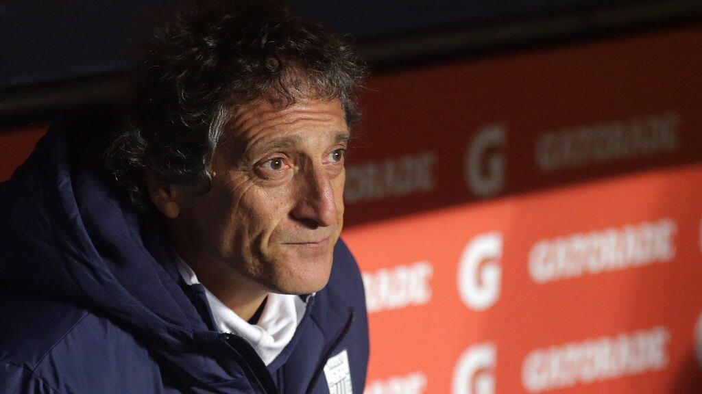 MONTEVIDEO, URUGUAY - OCTOBER 21: Mario Salas head coach of Alianza Lima looks on during a Group F match of Copa CONMEBOL Libertadores 2020 between Nacional and Alianza Lima at Gran Parque Central on October 21, 2020 in Montevideo, Uruguay. (Photo by Matilde Campodonico - Pool/Getty Images)