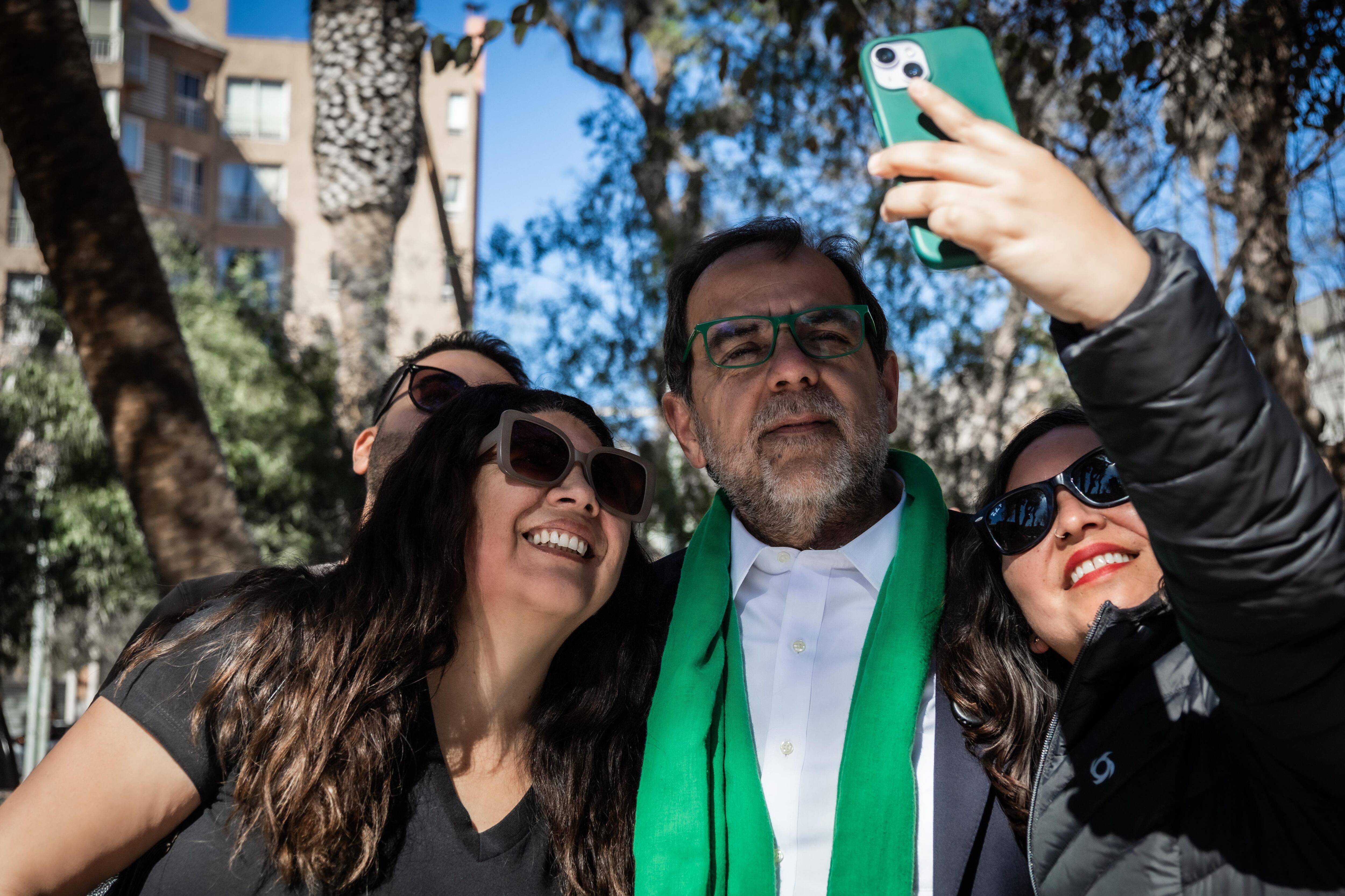 29 de Junio 2025/COPIAPÓ
El candidato Jaime Mulet se reune con los medios locales en un punto de prensa en la plaza de Copiapó.
FOTO: IGNACIO VILLARROEL/ UNO NOTICIAS