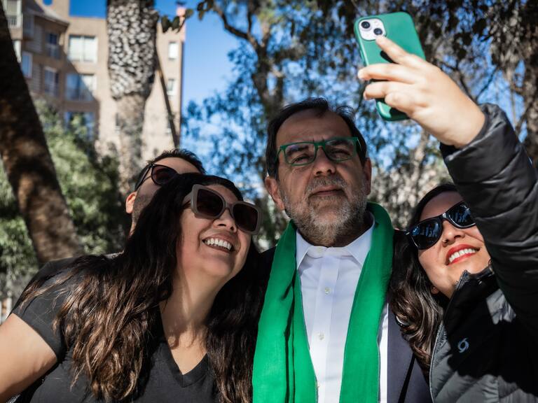 29 de Junio 2025/COPIAPÓ
El candidato Jaime Mulet se reune con los medios locales en un punto de prensa en la plaza de Copiapó.
FOTO: IGNACIO VILLARROEL/ UNO NOTICIAS