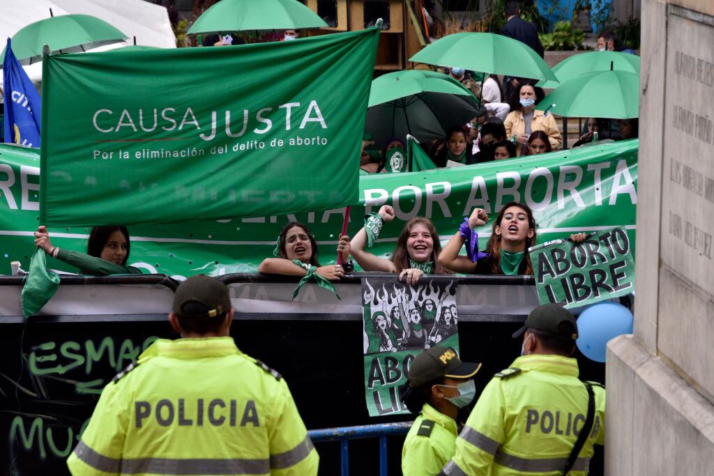 Mujeres se congregaron afuera de la corte constitucional en Bogotá