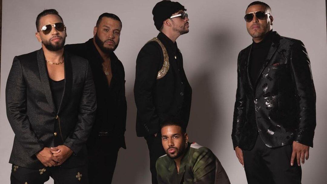 Bad Bunny y el grupo Aventura.