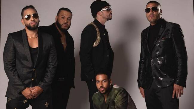 Bad Bunny y el grupo Aventura.