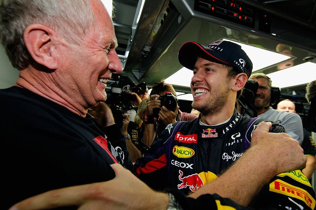 Vettel y Helmut Marko celebrando la victoria en el GP de India de 2013. (Paul Gilham/Getty Images)