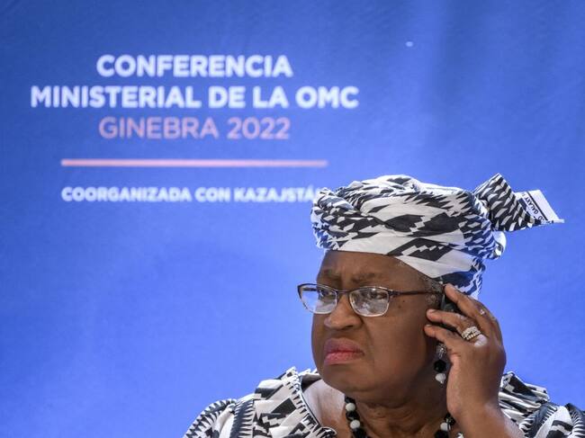 La directora general de la OMC Ngozi Okonjo-Iweala ante la prensa en Ginebra