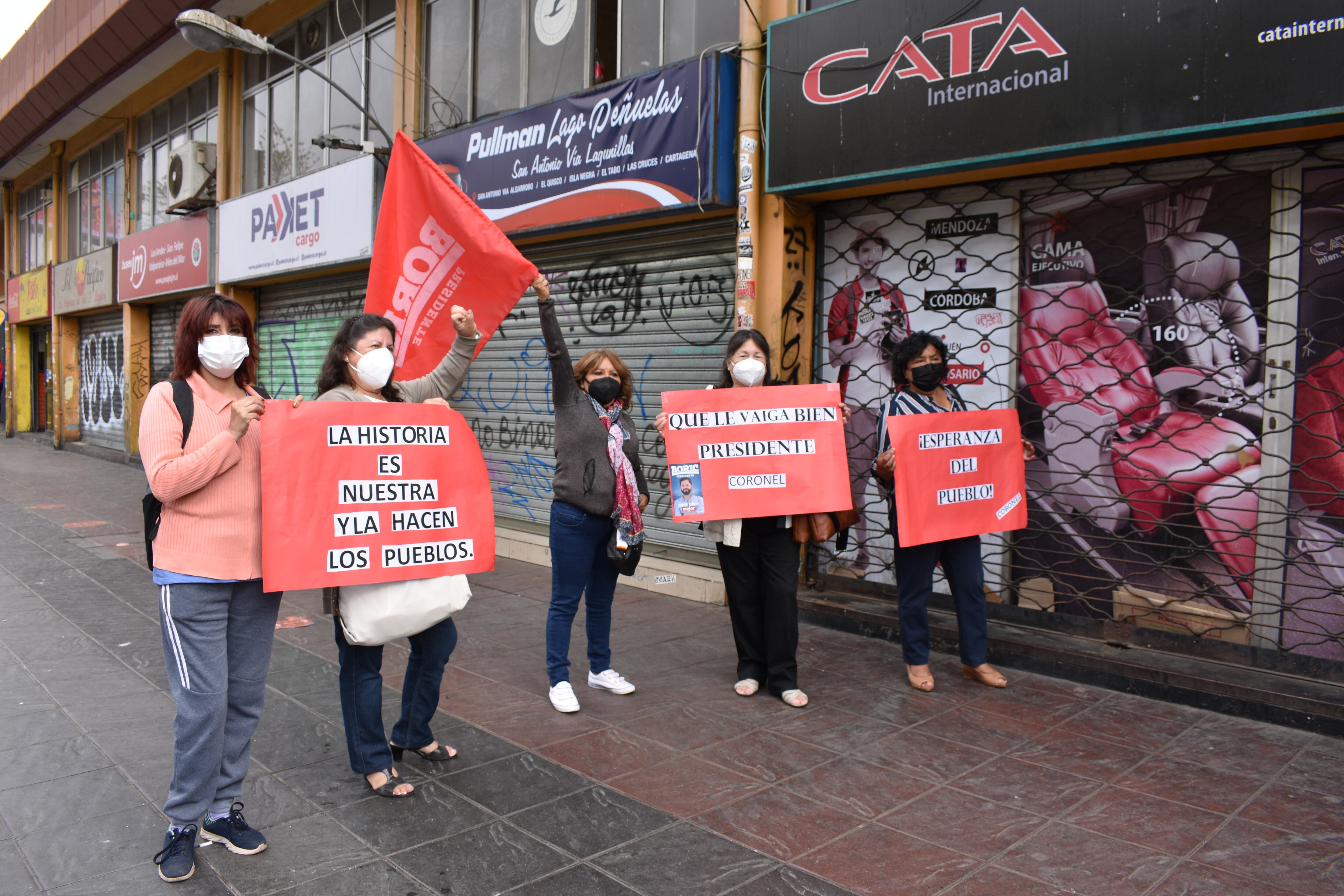 Un grupo de mujeres aguardó en las afueras del Rodoviario de Valparaíso, que estuvo cerrado durante la mañana, con la esperanza de saludar al Presidente Gabriel Boric. Foto: Pamela De Vicenzi, ADN.