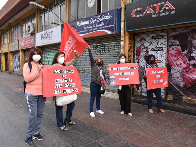Un grupo de mujeres aguardó en las afueras del Rodoviario de Valparaíso, que estuvo cerrado durante la mañana, con la esperanza de saludar al Presidente Gabriel Boric. Foto: Pamela De Vicenzi, ADN.