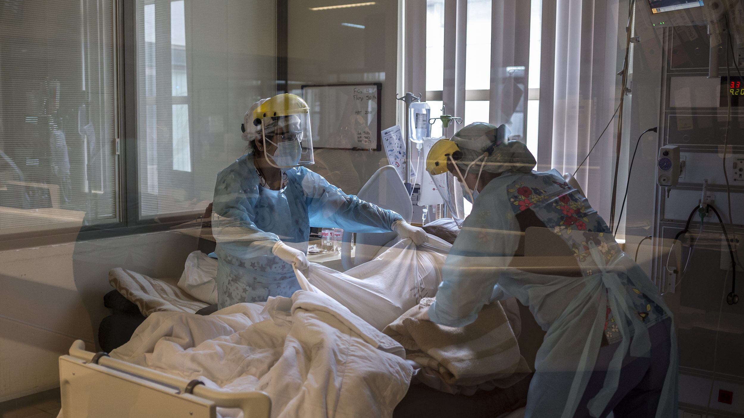 5 DE ABRIL 2021 / OSORNODos enfermeras de la UCI del Hospital Base San José de Osorno realizan procedimiento a una paciente covid positivo en los días de más contagios y colapso de camas críticas.-
FOTO: FERNANDO LAVOZ /AGENClAUNO.