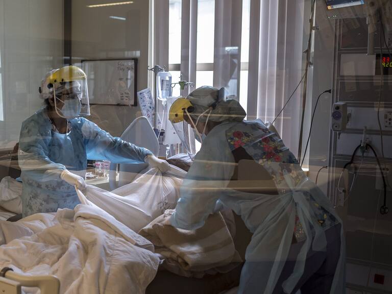 5 DE ABRIL 2021 / OSORNODos enfermeras de la UCI del Hospital Base San José de Osorno realizan procedimiento a una paciente covid positivo en los días de más contagios y colapso de camas críticas.-
FOTO: FERNANDO LAVOZ /AGENClAUNO.