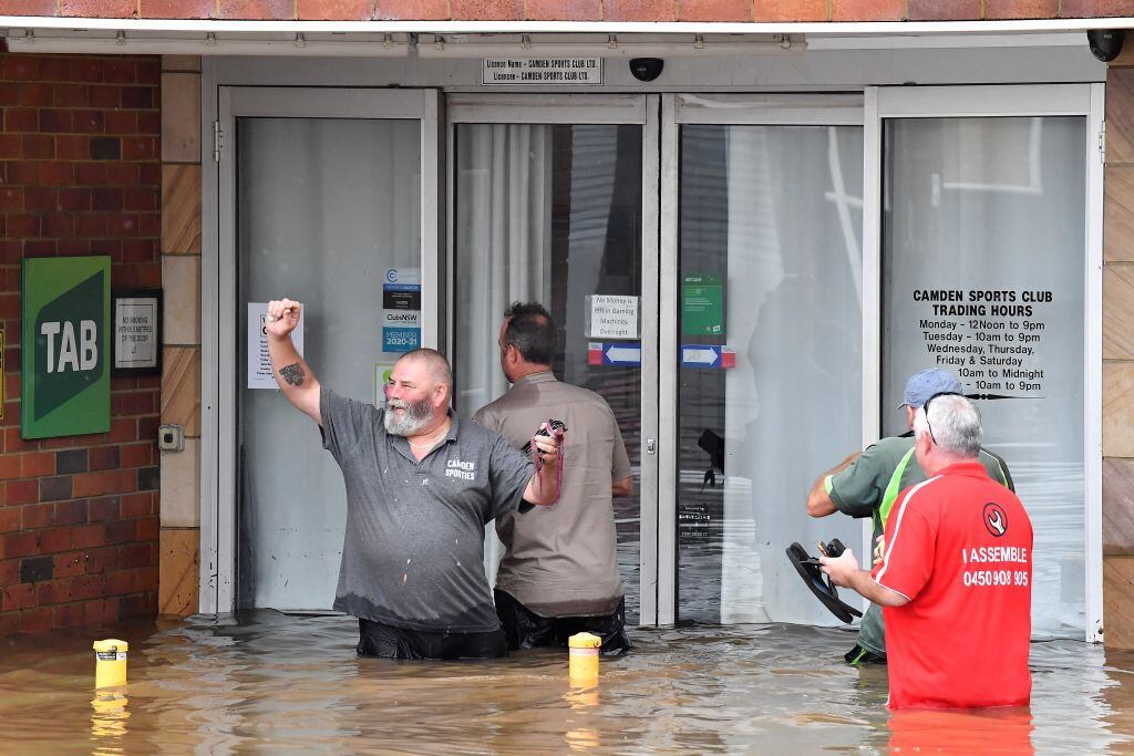 Trabajadores dejan un club deportivo inundado en Camden de Sídney