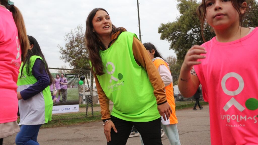 Isidora Olave conmemoró el Día del Fútbol Femenino junto a Fundación Fútbol Más