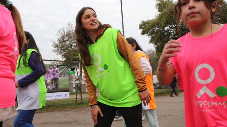 Isidora Olave conmemoró el Día del Fútbol Femenino junto a Fundación Fútbol Más