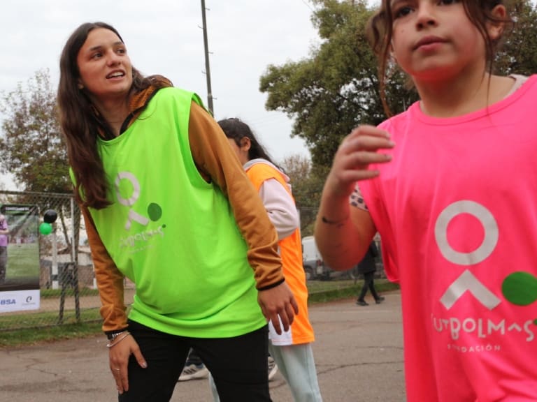 Isidora Olave conmemoró el Día del Fútbol Femenino junto a Fundación Fútbol Más